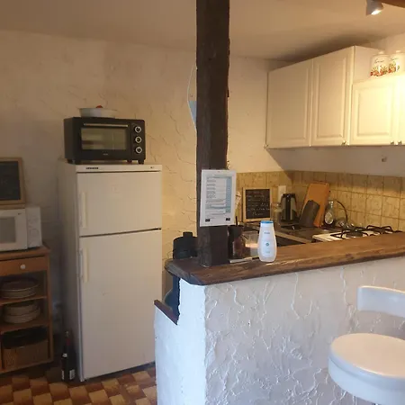 Maison Marylene Possibilite De Louer 2 Chambres Et Un Lit 1Place Supplementaire Ici C'Est Calme Et Simple Entretien Et Petit Dejeuner A Regler Sur Place Vous Gagnez 16 Pour-Cent Givry  Room photo